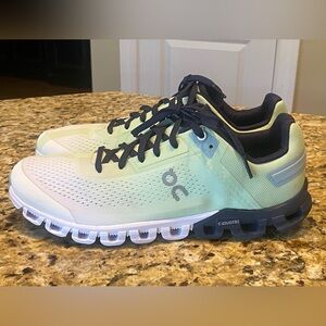Like NEW! Women’s On Cloud “Cloudflow” Running Shoes Size 9.5 $165